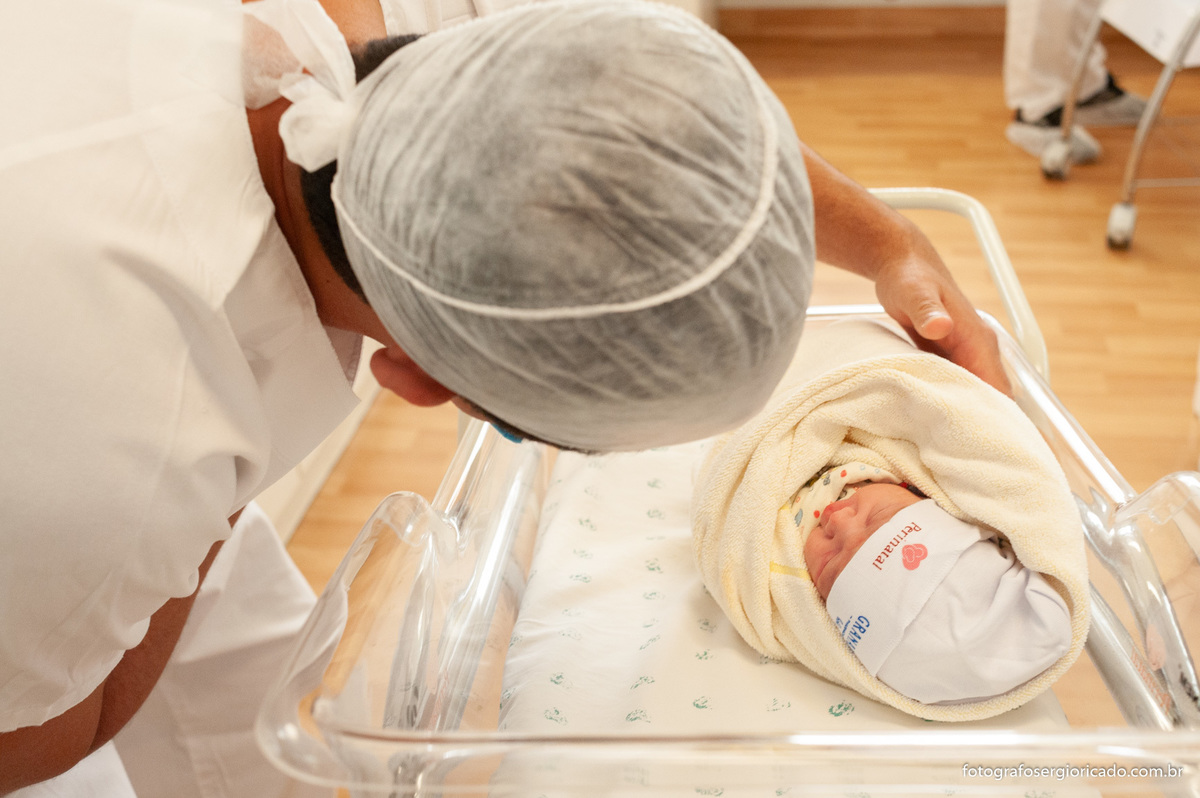 Fotografia do pai com a filha recém-nascida no berçário da Perinatal da Barra no Rio de Janeiro