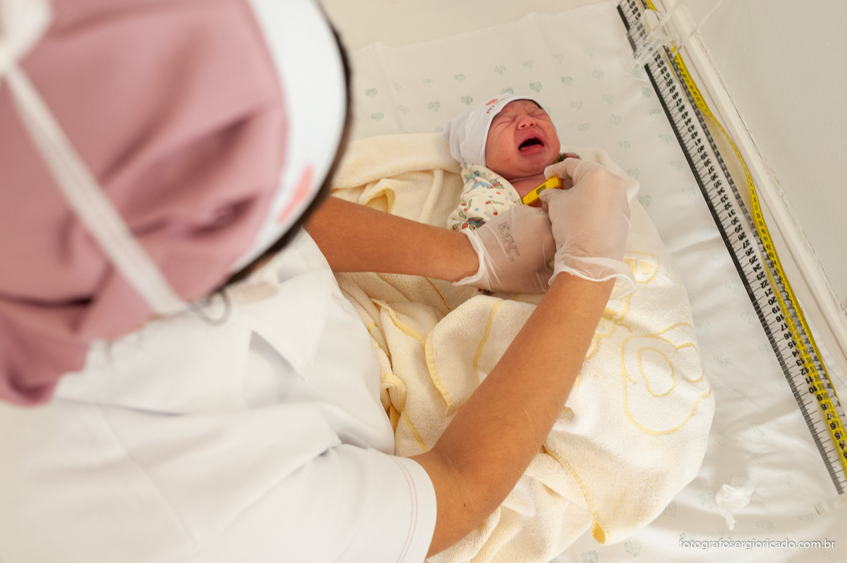 Fotografia de criança recém-nascida no berçário da Perinatal da Barra no Rio de Janeiro