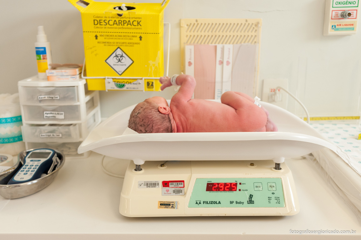 Foto de criança recém-nascida no berçário da Perinatal da Barra no Rio de Janeiro
