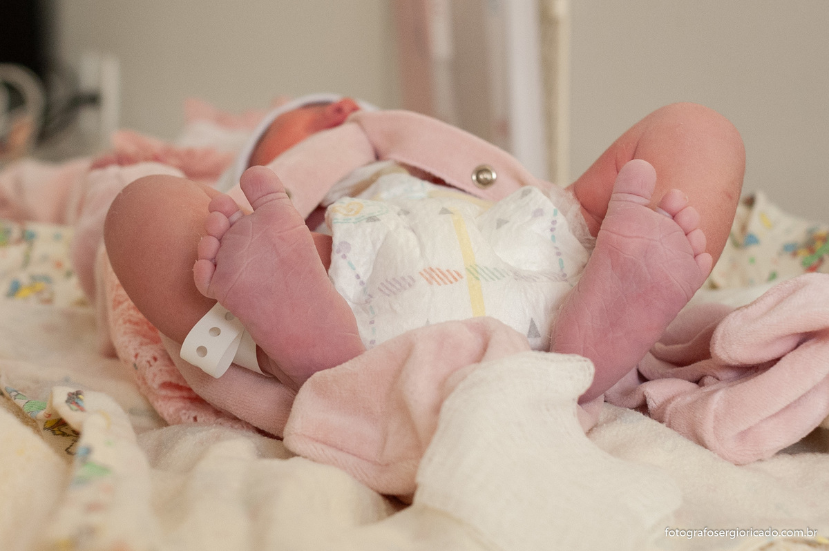 Fotografia dos pezinhos de criança recém-nascida no berçário da Perinatal da Barra no Rio de Janeiro