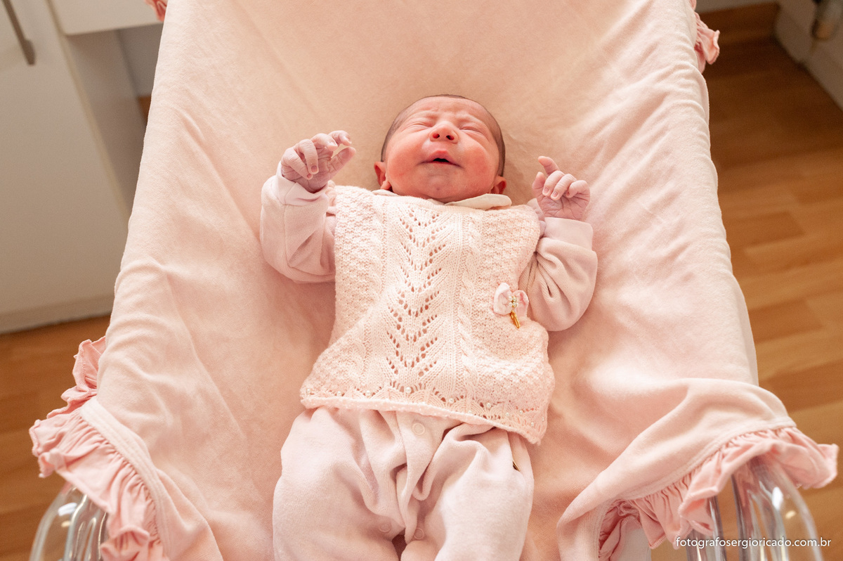 Fotografia de criança recém-nascida no berçário da Perinatal da Barra no Rio de Janeiro
