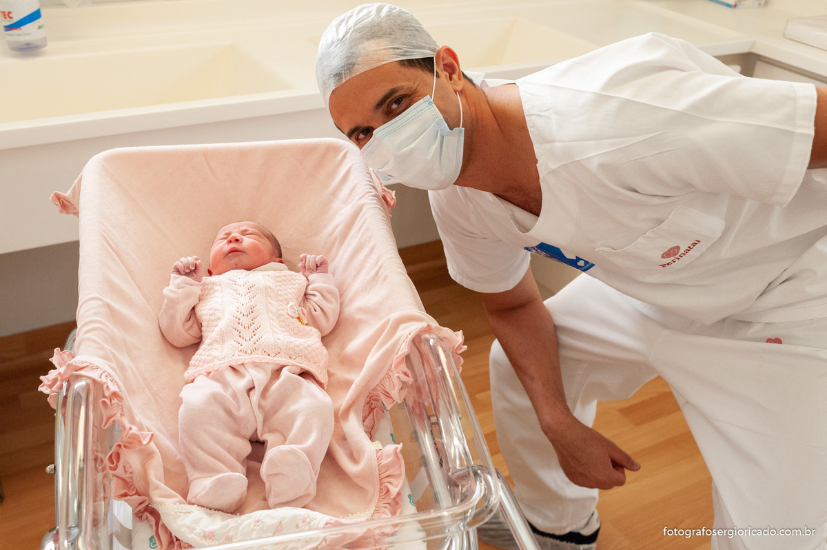 Fotografia do pai com a filha recém-nascida no berçário da Perinatal da Barra no Rio de Janeiro
