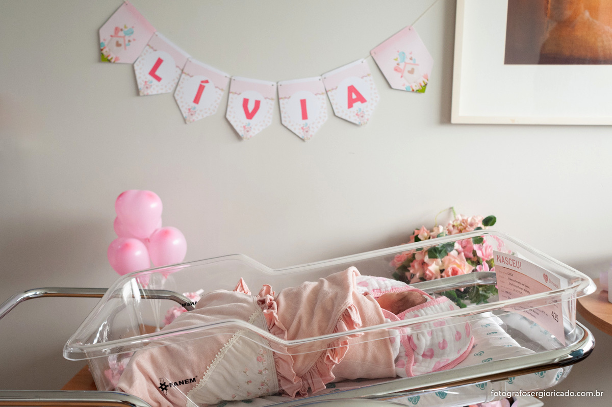 Fotografia de criança recém-nascida no quarto da Perinatal Barra no Rio de Janeiro