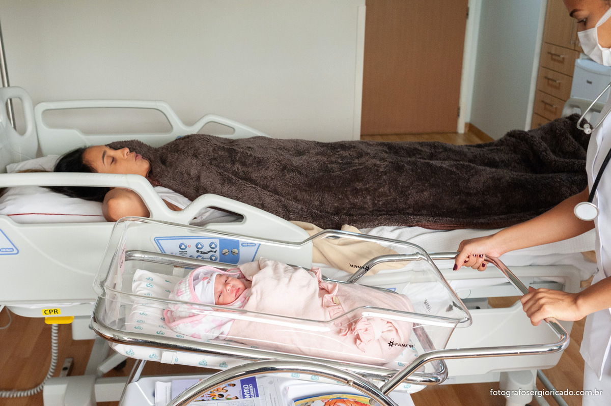 Imagem da mãe e criança recém-nascida no quarto da Perinatal Barra no Rio de Janeiro