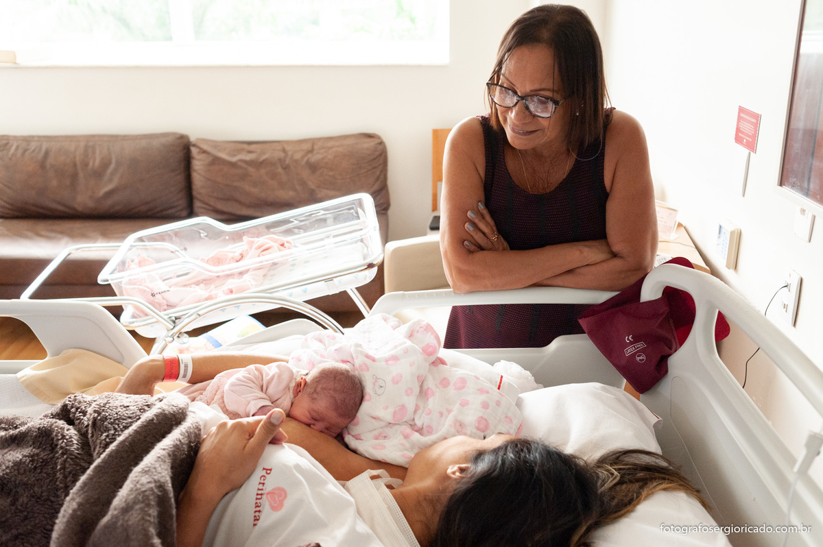 Fotografia da mãe amamentando pela primeira vez na Perinatal Barra no Rio de Janeiro