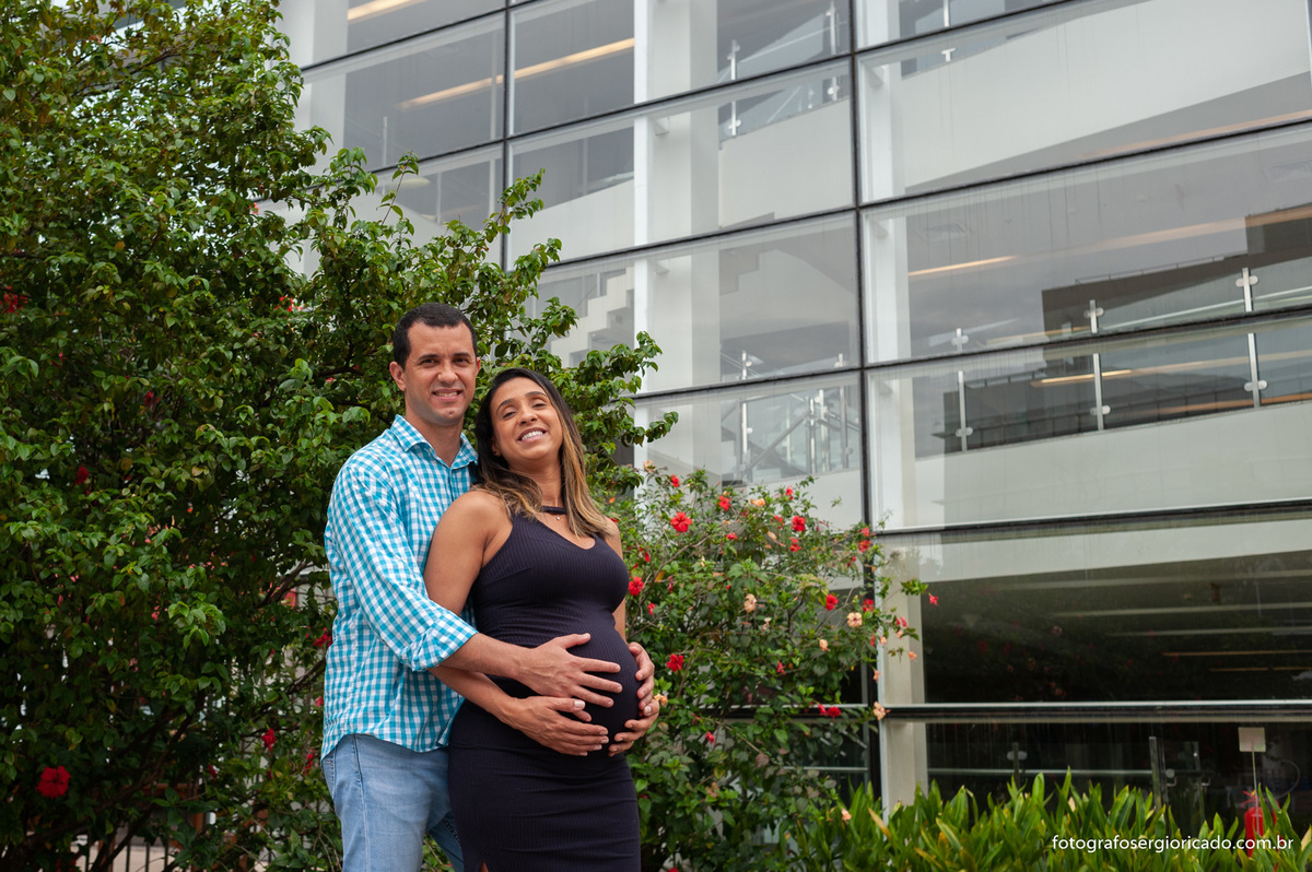 Fotografia dos pais na porta da Perinatal Barra aguardando o parto
