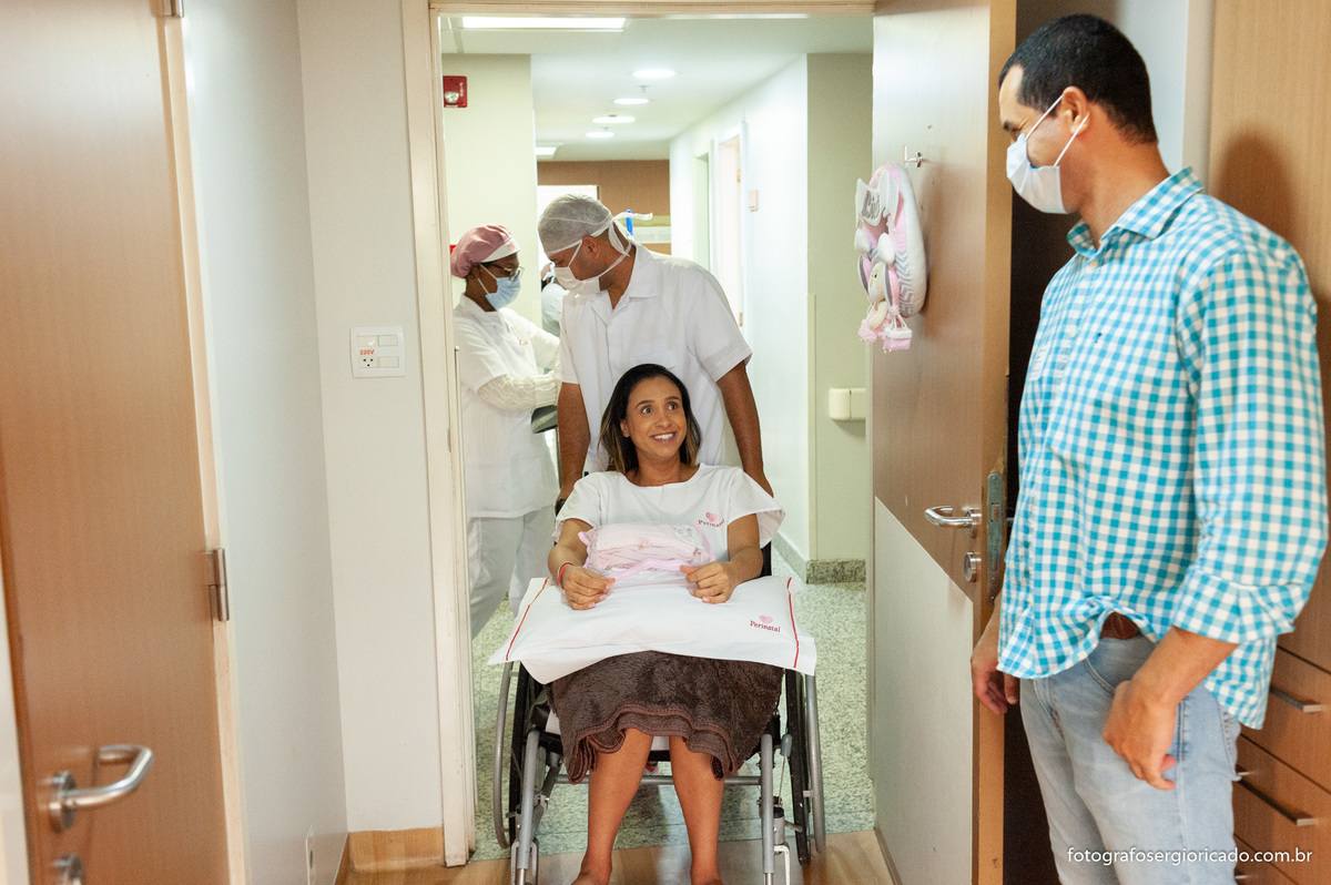 Fotografia dos pais no quarto da Perinatal Barra aguardando a hora do parto