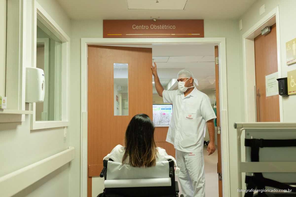 Mãe indo para o centro cirúrgico para realizar o parto na Perinatal da Barra
