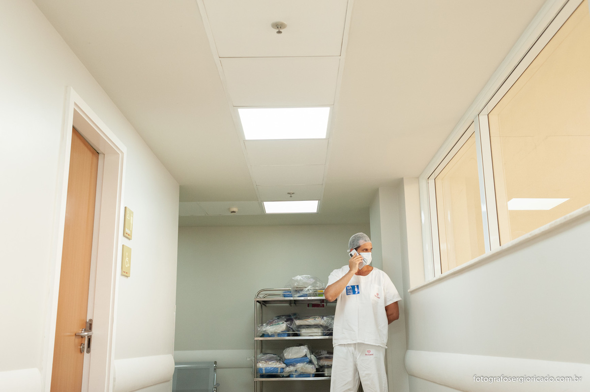 Pai aguardando para entrar na sala de parto na Perinatal da Barra 