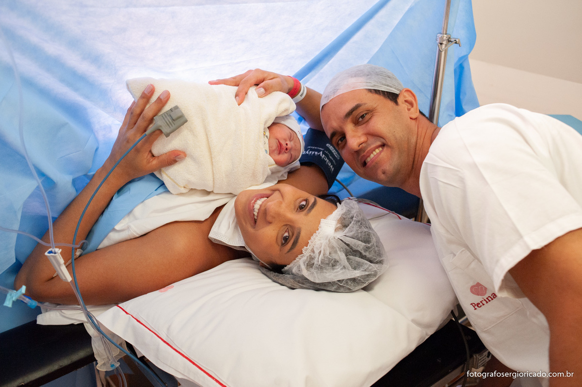 Fotografia da mãe com criança recém-nascida na Perinatal da Barra da Tijuca