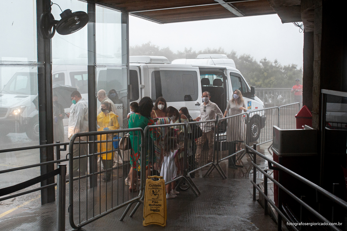 Imagem de família chegando para batizado no Cristo Redentor no Rio de Janeiro