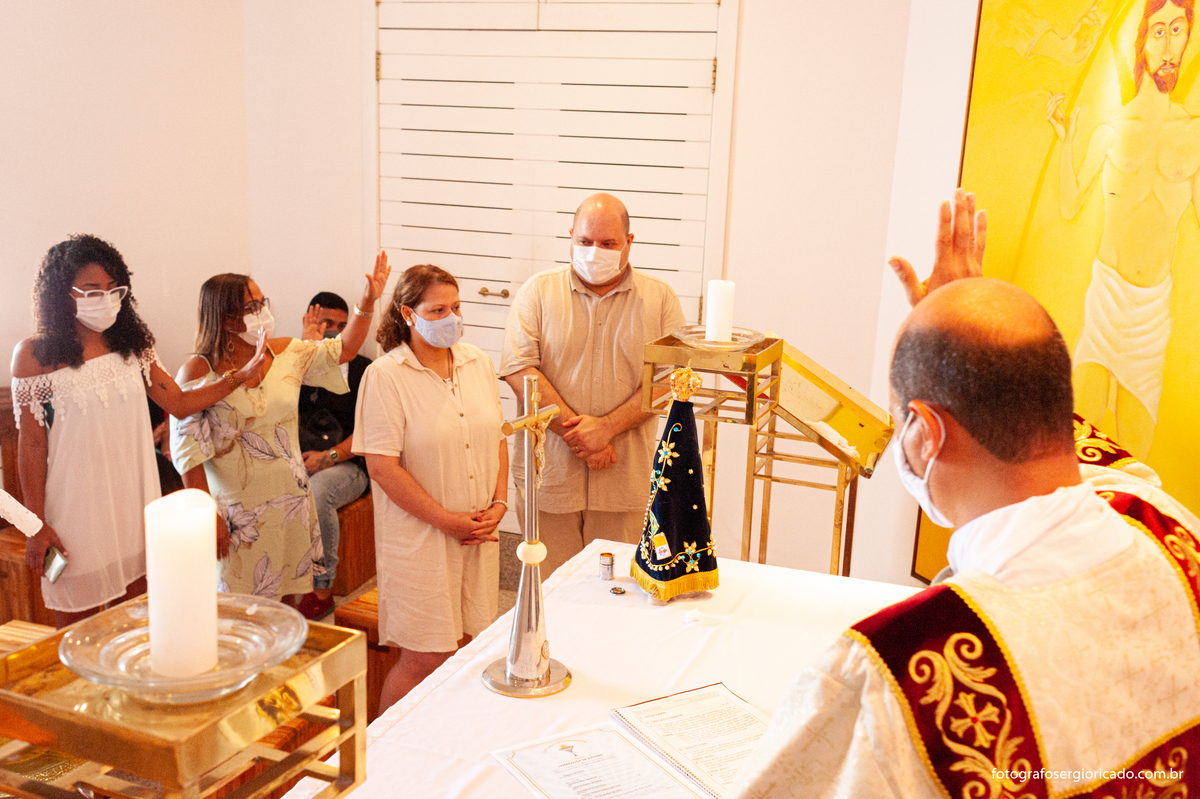 Fotografia dos pais recebendo a Graça na Capela de Nossa Senhora Aparecida no Cristo Redentor localizado no Morro do Corcovado no Rio de Janeiro