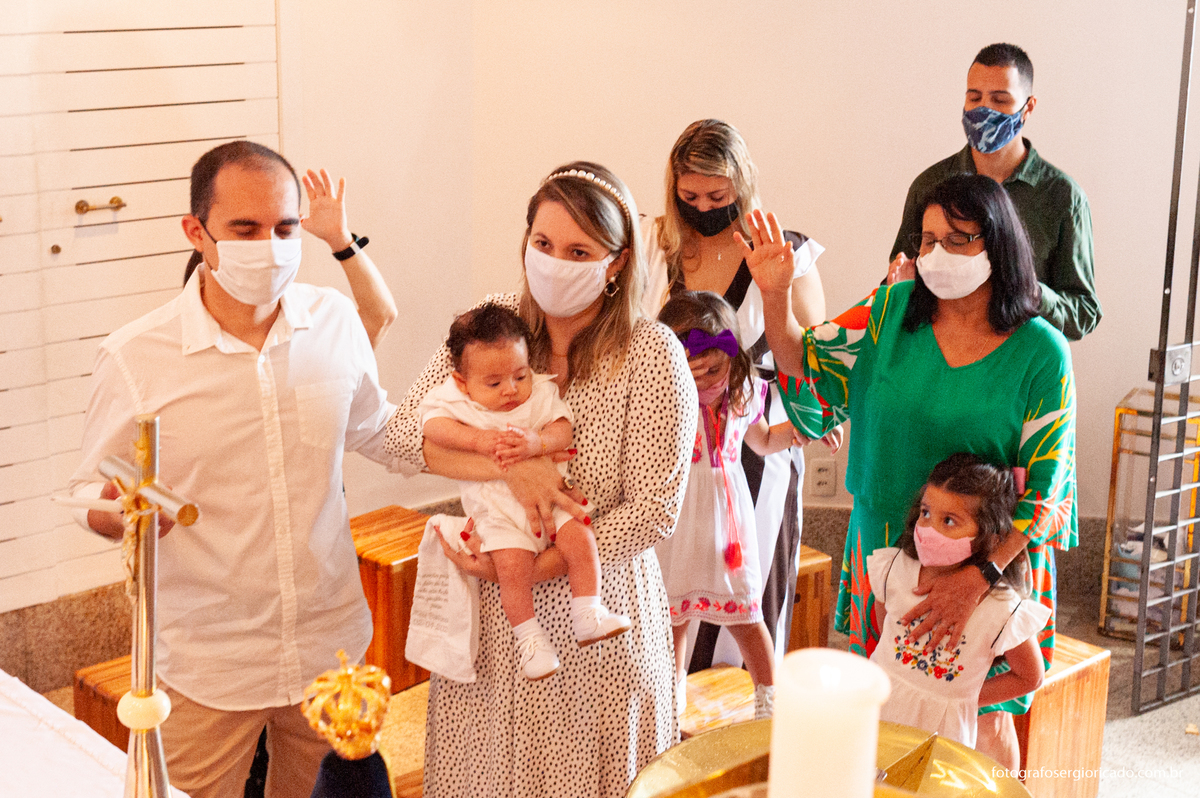 Fotografia dos padrinhos e madrinha de consagração durante cerimônia o batismo na Capela de Nossa Senhora Aparecida no Cristo Redentor localizado no Morro do Corcovado no Rio de Janeiro