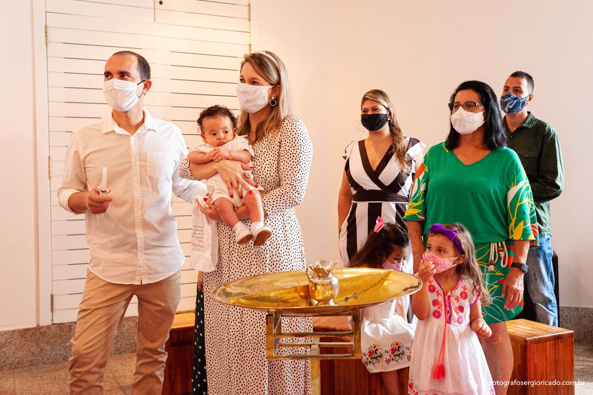 Fotografia dos padrinhos e madrinha de consagração durante cerimônia o batismo na Capela de Nossa Senhora Aparecida no Cristo Redentor localizado no Morro do Corcovado no Rio de Janeiro