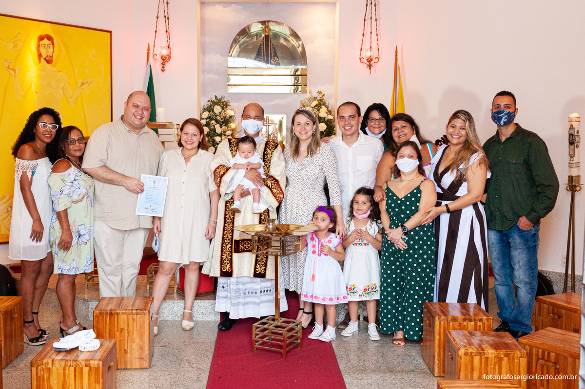 Retrato da família durante cerimônia do batismo na Capela de Nossa Senhora Aparecida no Cristo Redentor localizado no Morro do Corcovado no Rio de Janeiro
