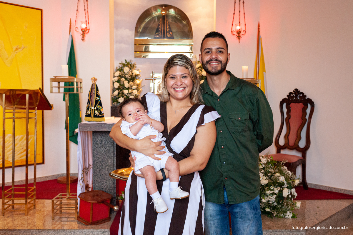 Retrato de família durante cerimônia do batismo na Capela de Nossa Senhora Aparecida no Cristo Redentor localizado no Morro do Corcovado no Rio de Janeiro