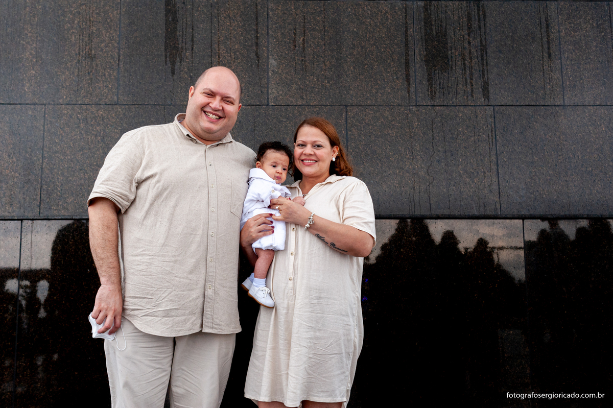 Retrato dos pais com criança batizada na Capela de Nossa Senhora Aparecida no Cristo Redentor localizado no Morro do Corcovado no Rio de Janeiro