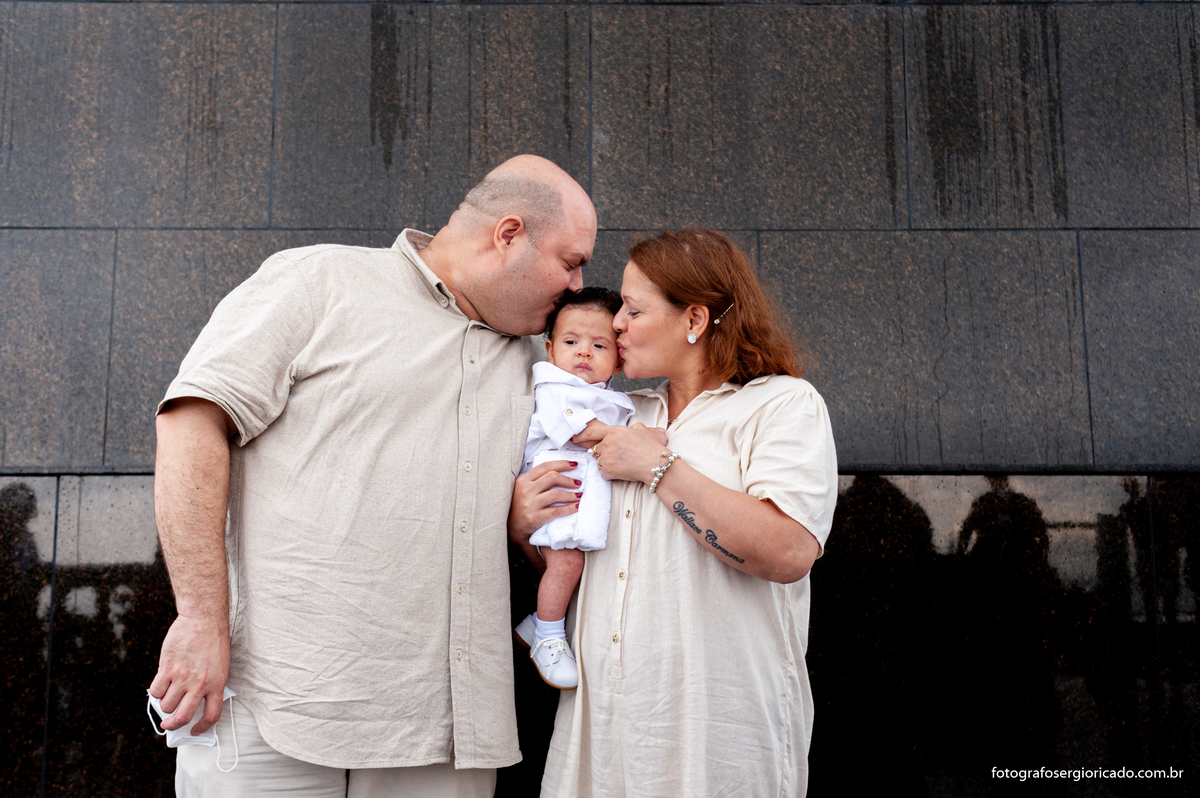 Retrato dos pais com criança batizada na Capela de Nossa Senhora Aparecida no Cristo Redentor localizado no Morro do Corcovado no Rio de Janeiro