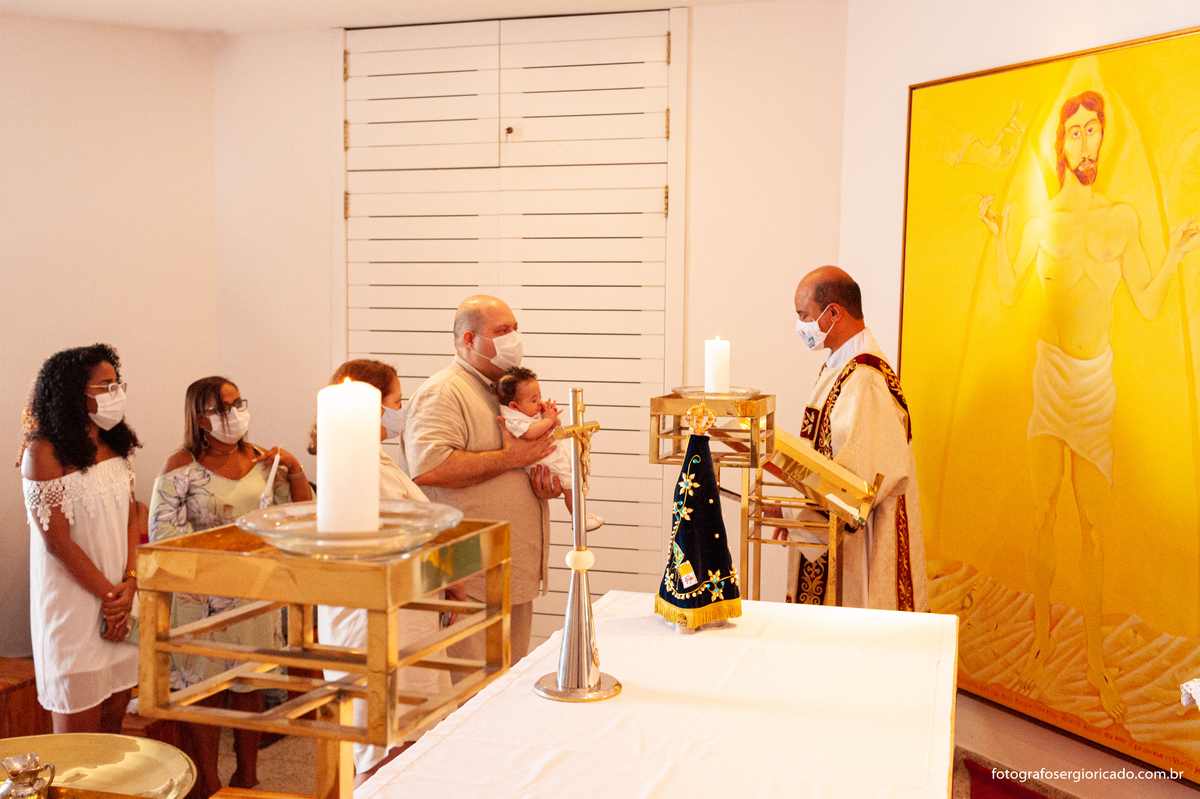 Fotografia da cerimônia de batismo na Capela de Nossa Senhora Aparecida no Cristo Redentor localizado no Morro do Corcovado no Rio de Janeiro