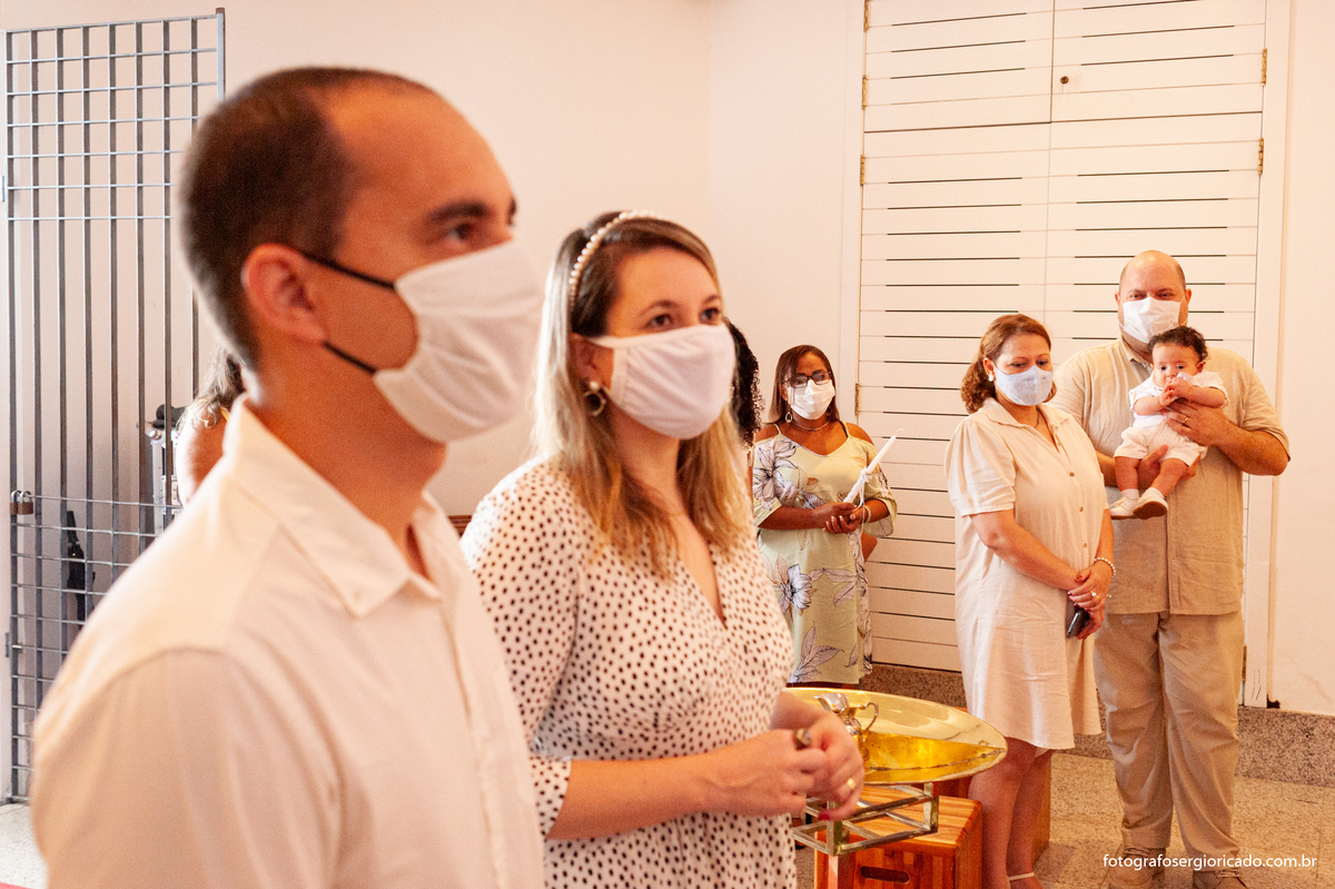 Fotografia dos pais e padrinhos com criança na cerimônia de batismo na Capela de Nossa Senhora Aparecida no Cristo Redentor localizado no Morro do Corcovado no Rio de Janeiro