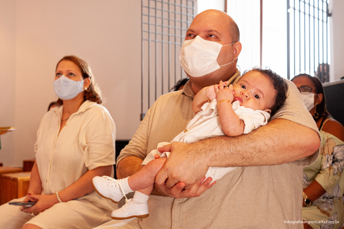 Imagem dos pais com criança na cerimônia de batismo na Capela de Nossa Senhora Aparecida no Cristo Redentor localizado no Morro do Corcovado no Rio de Janeiro
