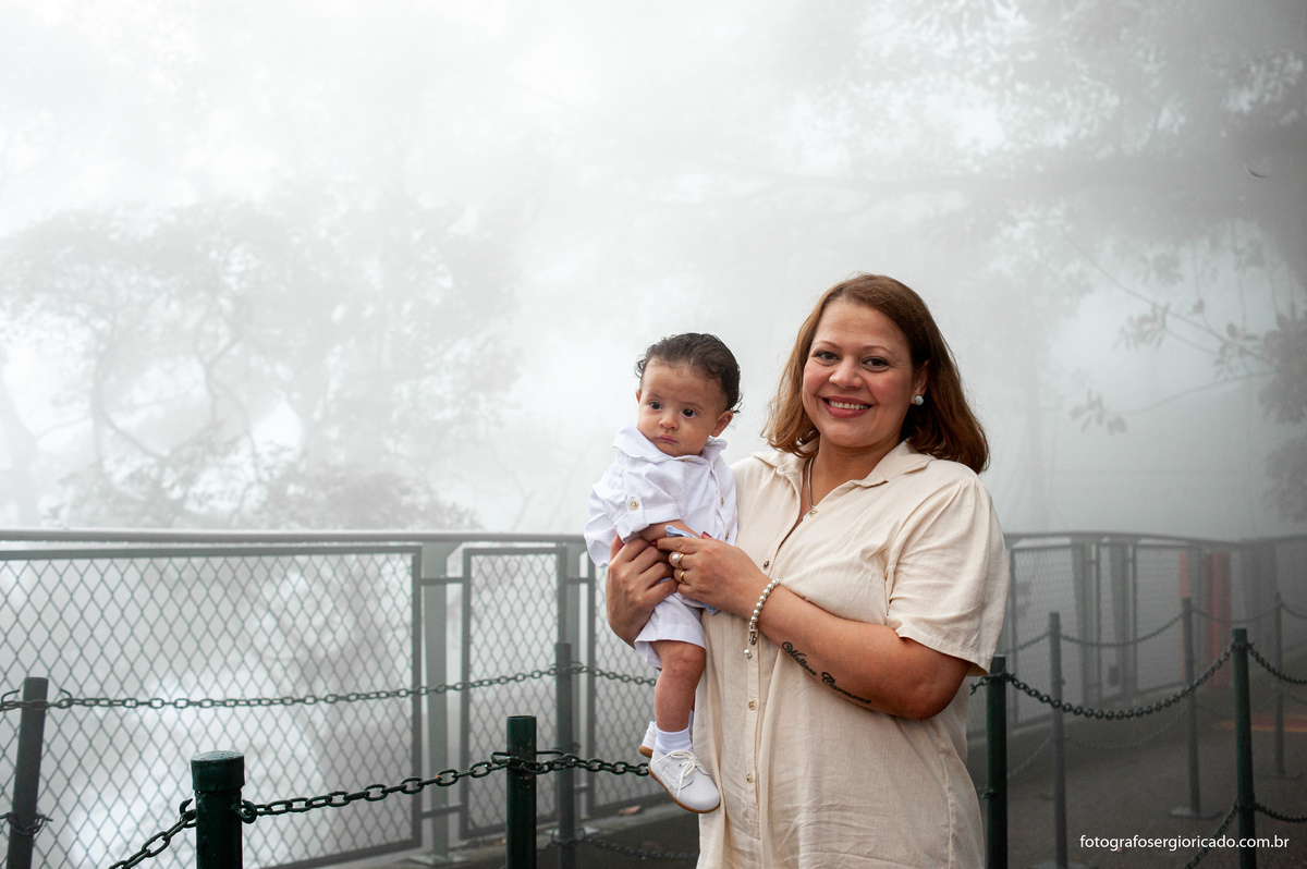 Fotografia da mãe com filho chegando para batizado no Cristo Redentor no Rio de Janeiro