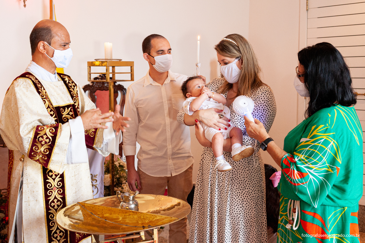 Fotografia do padre com padrinhos e madrinha de consagração na cerimônia de batismo na Capela de Nossa Senhora Aparecida no Cristo Redentor localizado no Morro do Corcovado no Rio de Janeiro