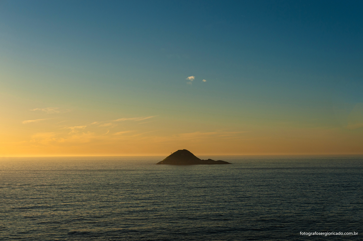 fotografia do nascer do sol na praia da joatinga no rio de janeiro