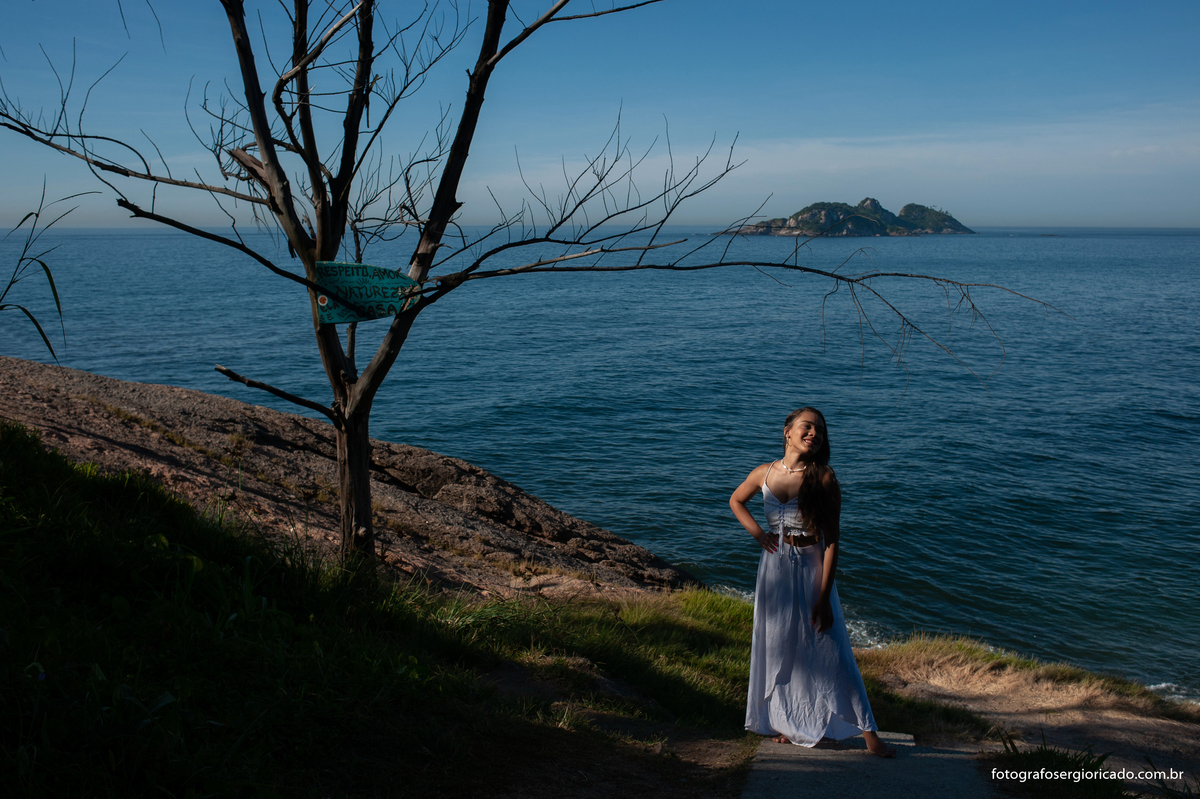 foto do ensaio de 15 anos na praia da joatinga no rio de janeiro