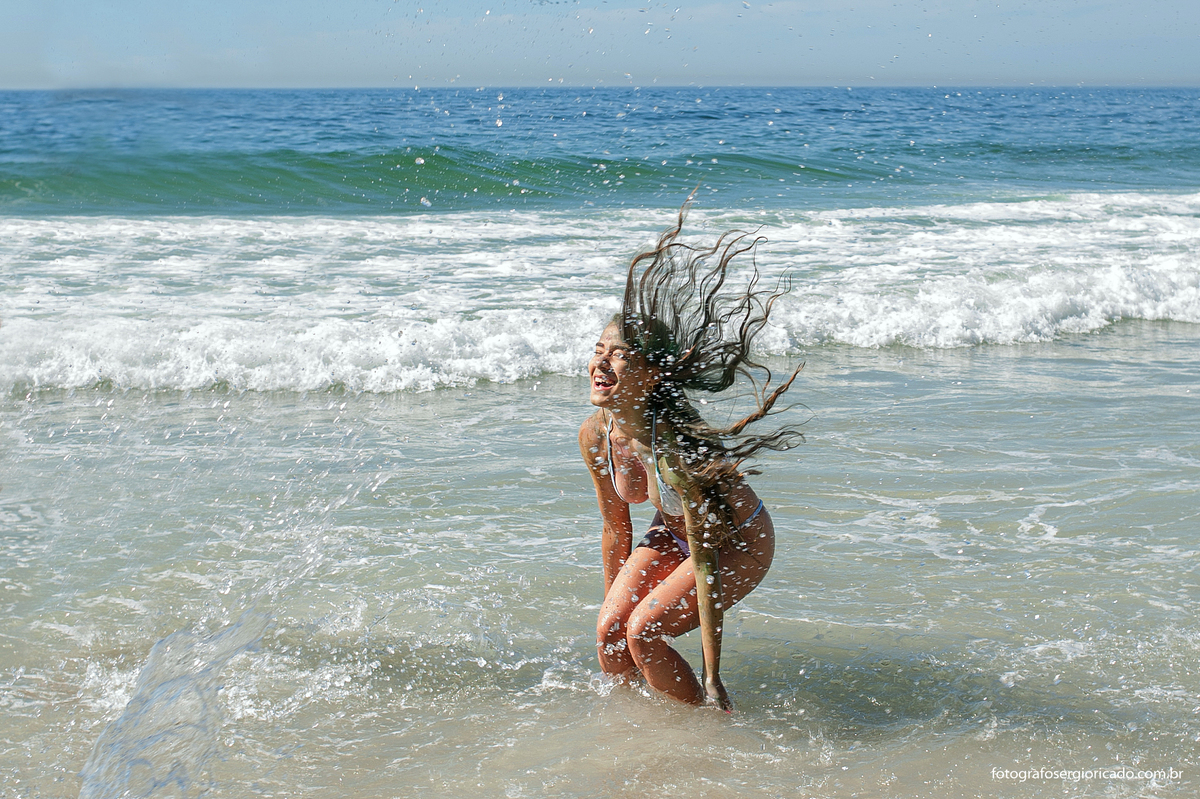 fotografia de ensaio de 15 anos na praia da joatinga no rio de janeiro