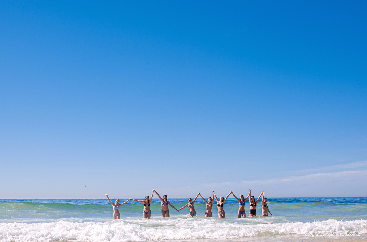 fotografia de ensaio de 15 anos com as amigas na praia da joatinga no rio de janeiro