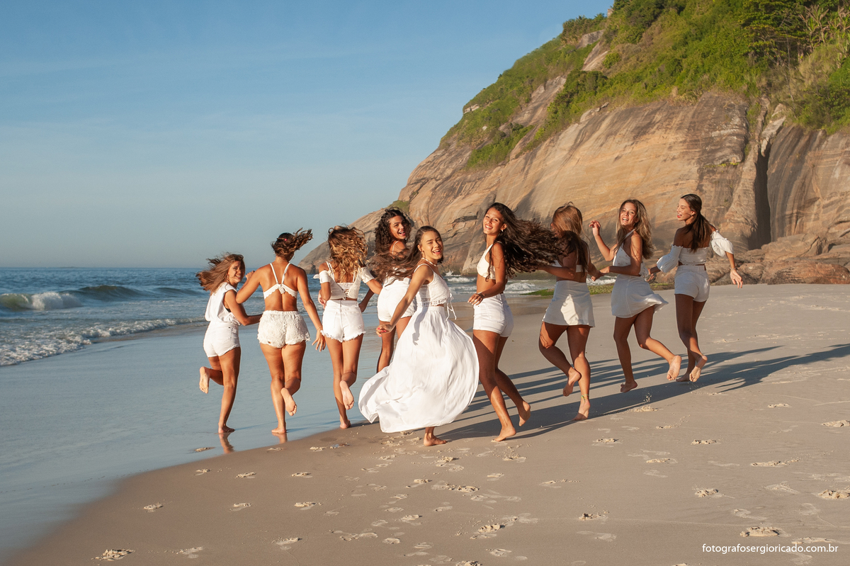 fotografia de ensaio de 15 anos com amigas na praia da joatinga no rio de janeiro