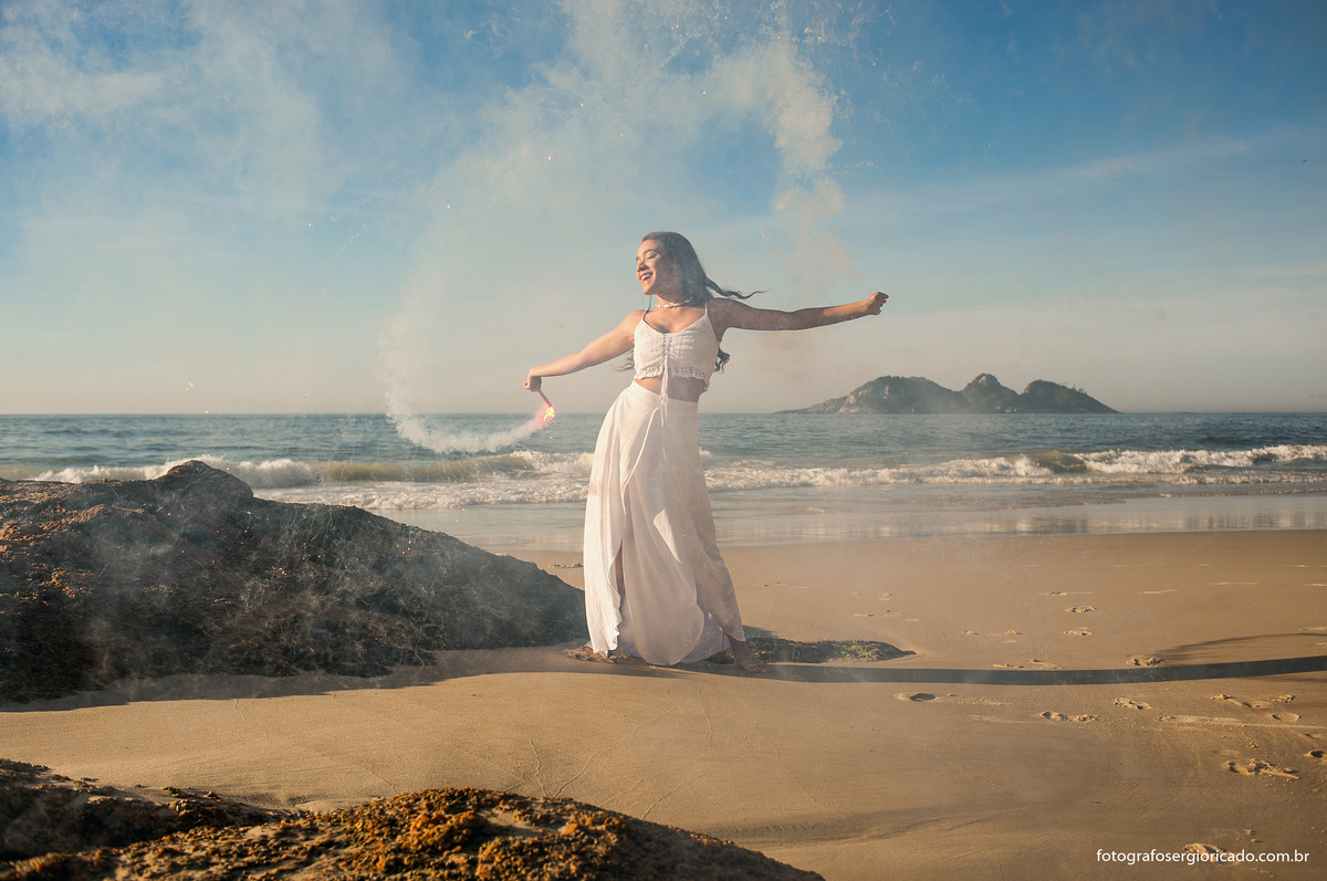fotografia de ensaio de 15 anos com sinalizador na praia da joatinga no rio de janeiro