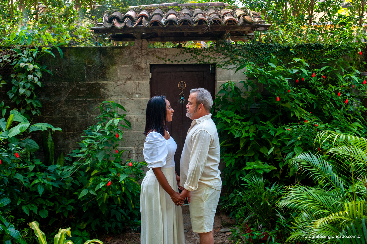 Fotografia de ensaio de casal comemorando bodas de porcelana na Ilha da Gigóia na Barra da Tijuca no Rio de Janeiro