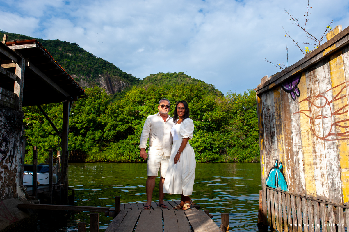 Fotografia de ensaio de casal comemorando bodas de porcelana na Ilha da Gigóia na Barra da Tijuca no Rio de Janeiro