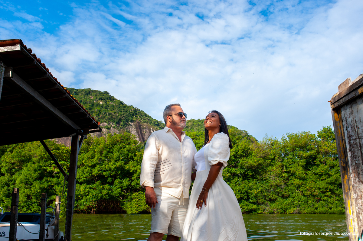 Fotografia de ensaio de casal comemorando bodas de porcelana na Ilha da Gigóia na Barra da Tijuca no Rio de Janeiro