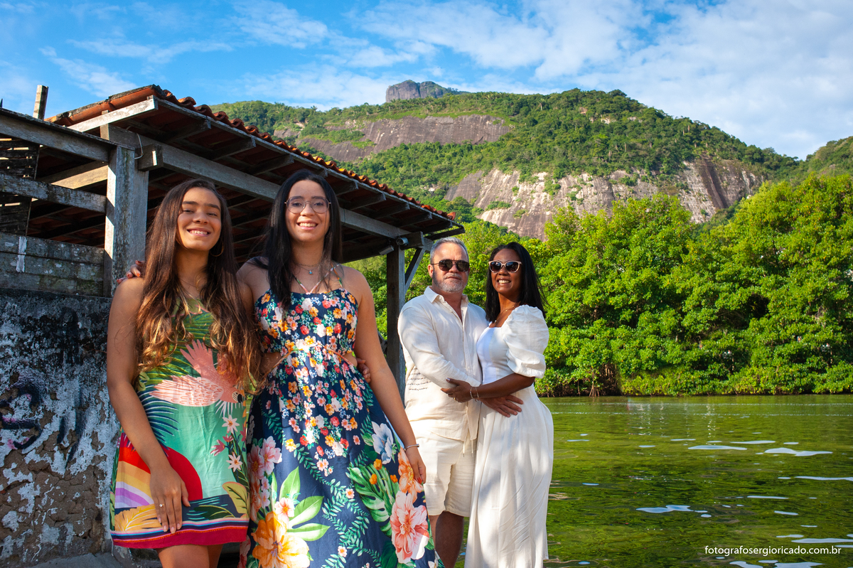 Fotografia de ensaio em família comemorando bodas de porcelana na Ilha da Gigóia na Barra da Tijuca no Rio de Janeiro