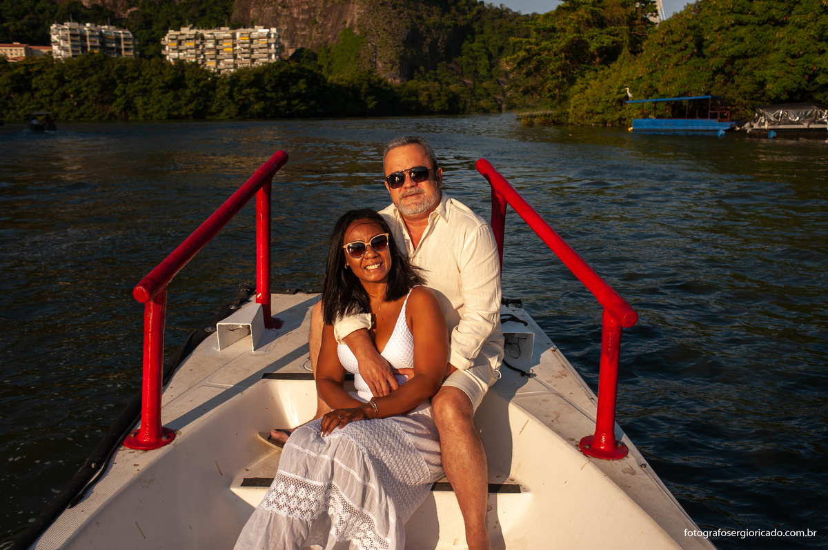 Fotografia de ensaio de casal em passeio de barco pela Ilha da Gigóia na Lagoa da Tijuca na Barra da Tijuca no Rio de Janeiro