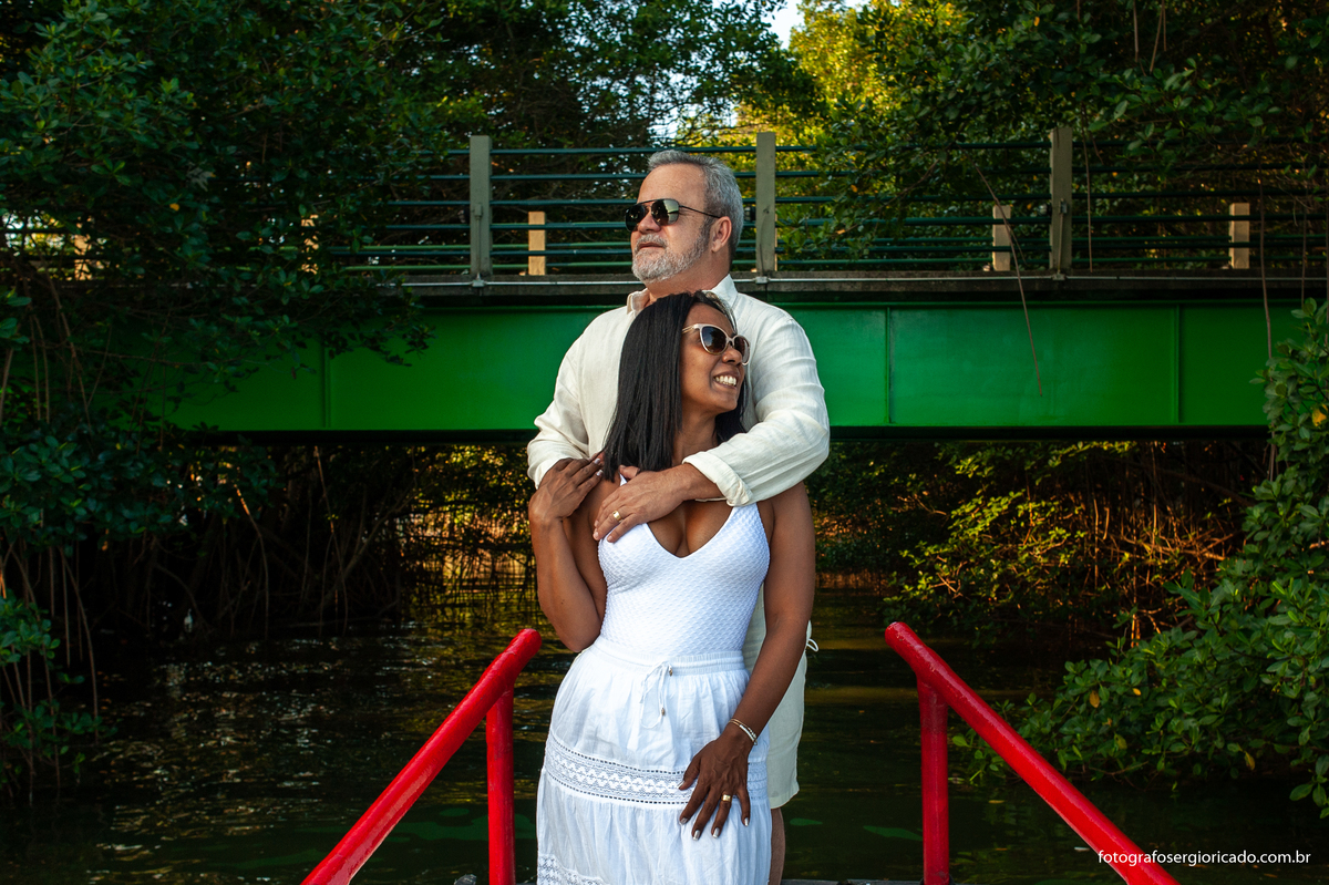 Fotografia de ensaio de casal em passeio de barco pela Ilha da Gigóia na Barra da Tijuca no Rio de Janeiro