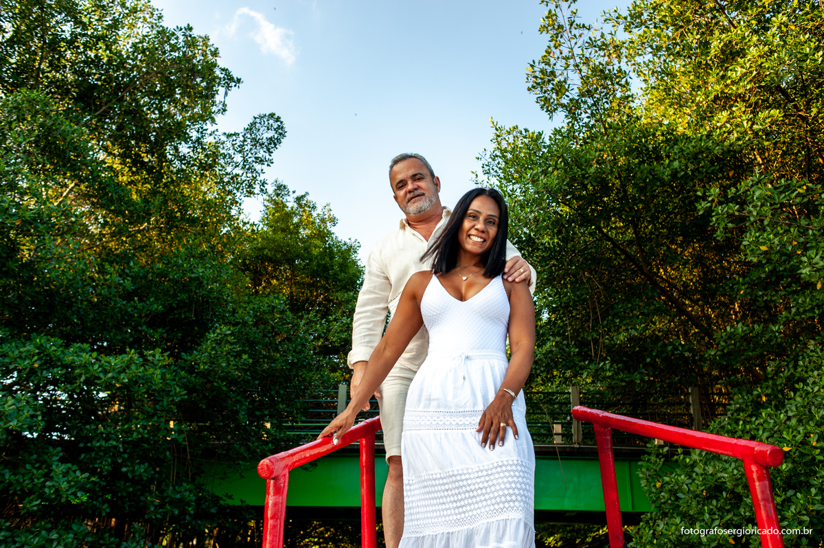 Fotografia de ensaio de casal em passeio de barco pela Ilha da Gigóia na Barra da Tijuca no Rio de Janeiro