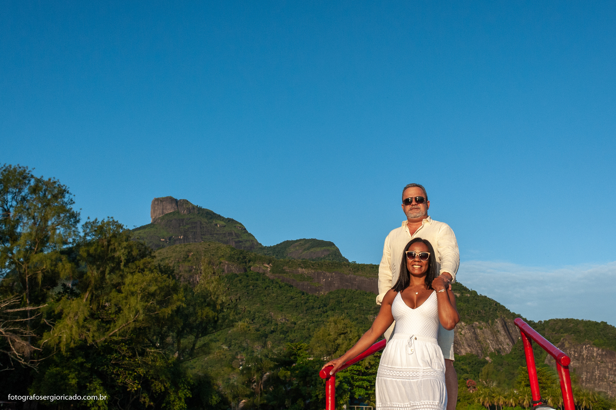 Fotografia de ensaio de casal em passeio de barco pela Ilha da Gigóia com paisagem da Pedra da Gávea na Barra da Tijuca no Rio de Janeiro