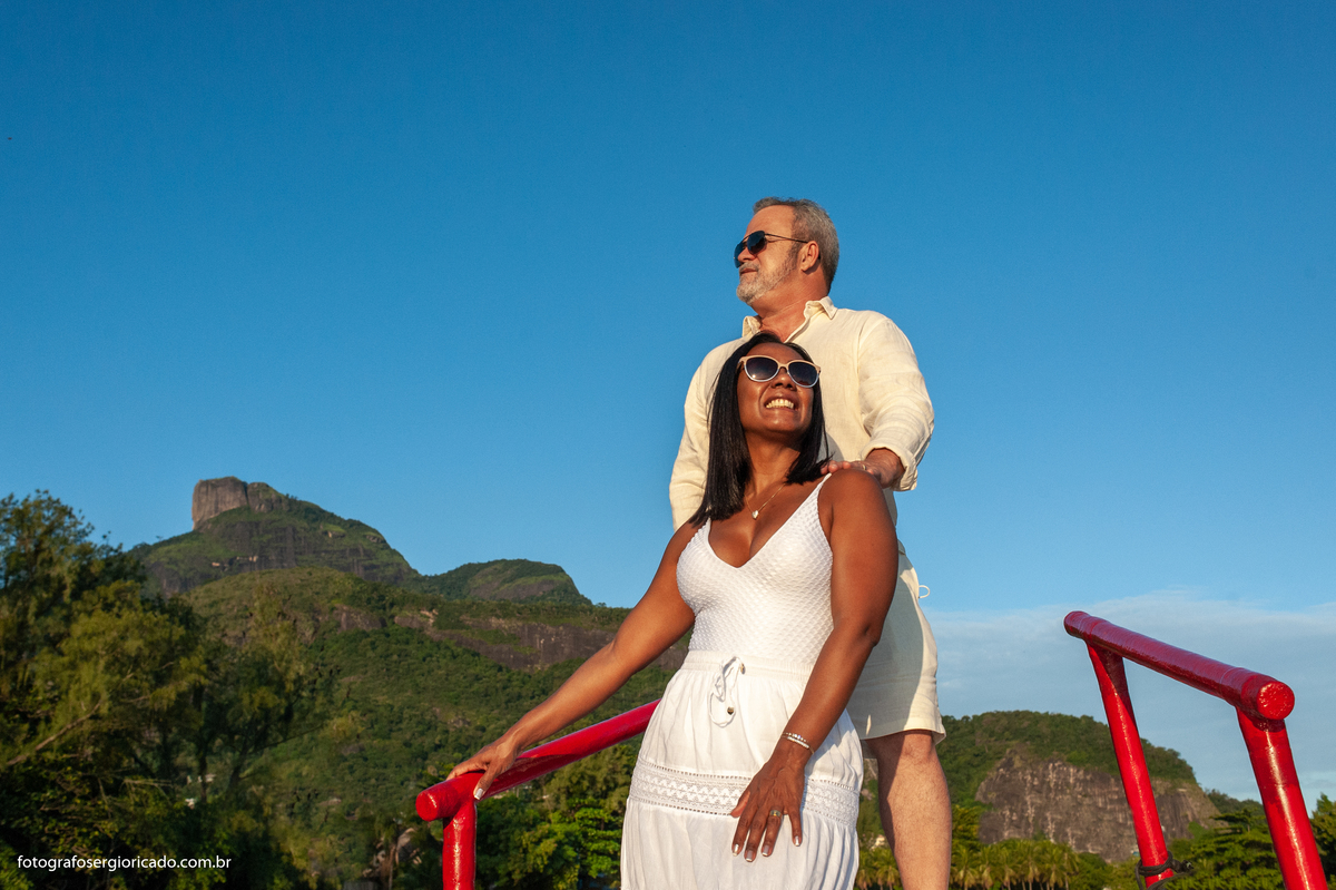 Fotografia de ensaio de casal em passeio de barco pela Ilha da Gigóia com paisagem da Pedra da Gávea na Barra da Tijuca no Rio de Janeiro