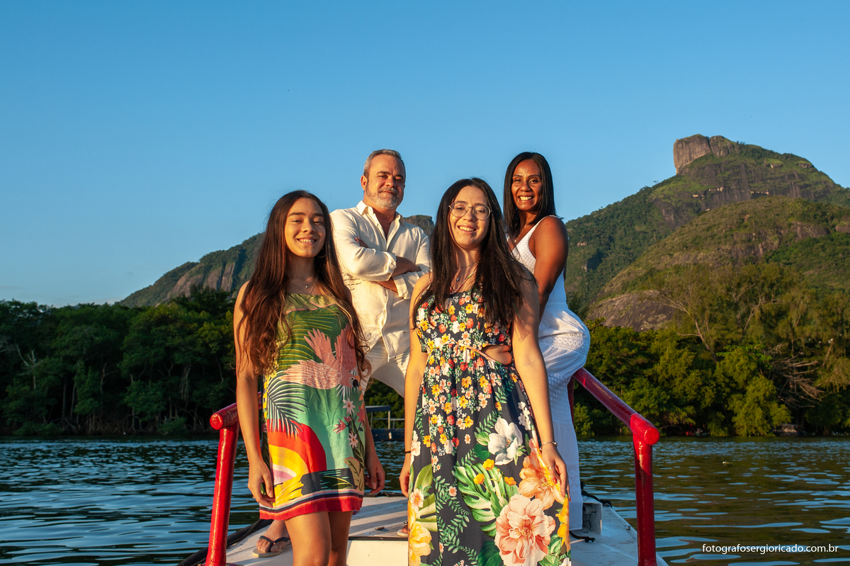 Fotografia de ensaio em família comemorando bodas de porcelana em passeio de barco pela Ilha da Gigóia na Barra da Tijuca no Rio de Janeiro
