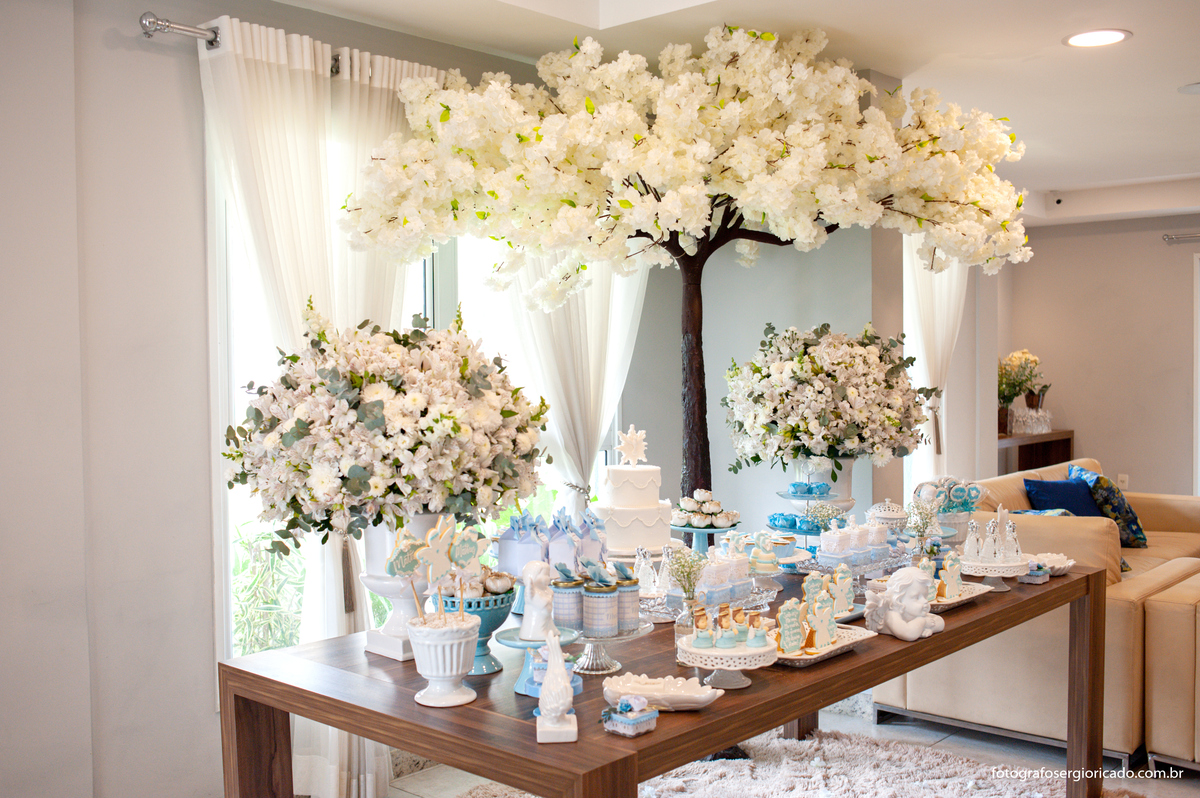 Fotografia da decoração de batizado de menino feita por Brenda Rebelo em tom azul claro na Barra da Tijuca no Rio de Janeiro