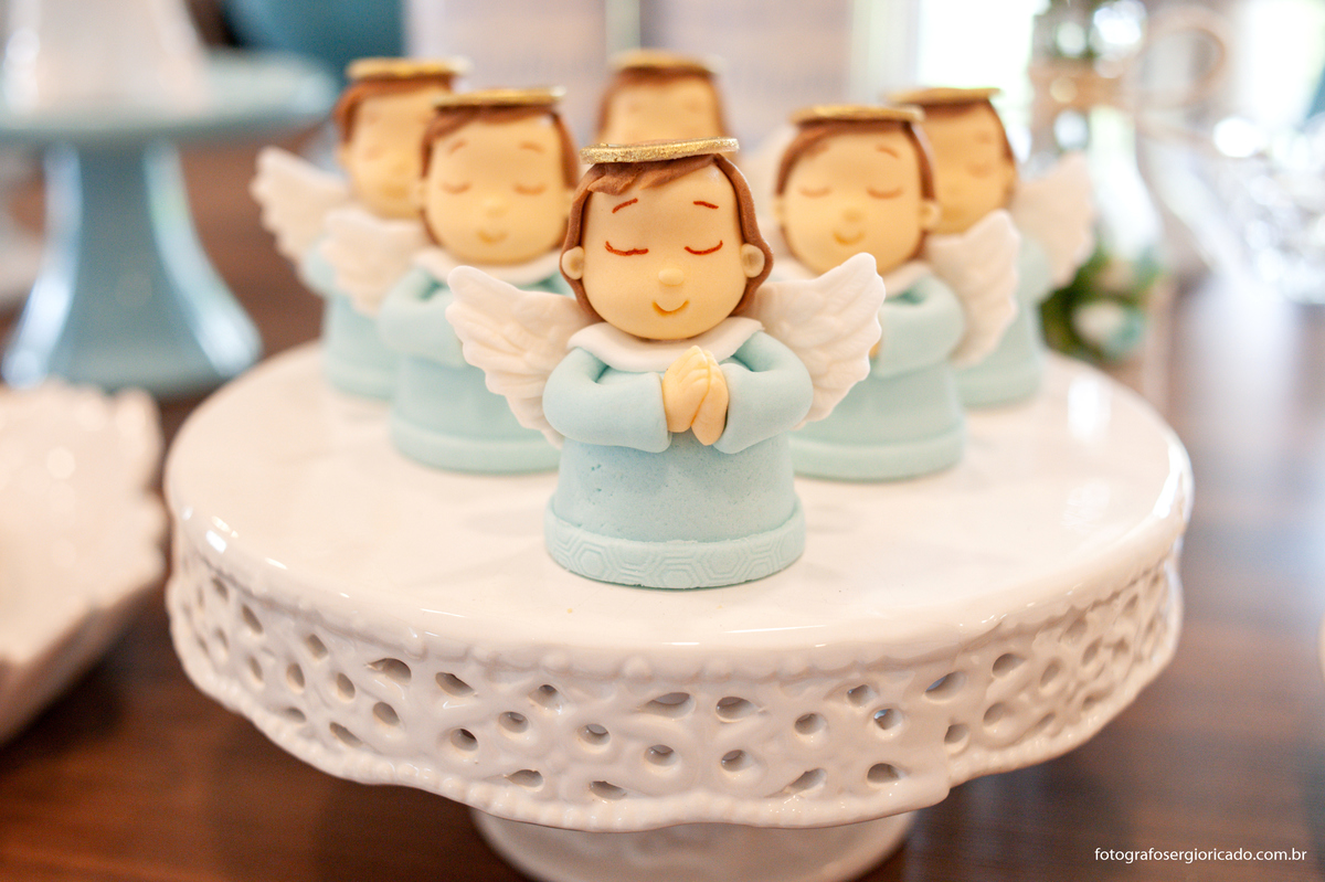 Fotografia dos doces em forma de anjinho no batizado de menino feita por Brenda Rebelo em tom azul claro na Barra da Tijuca no Rio de Janeiro