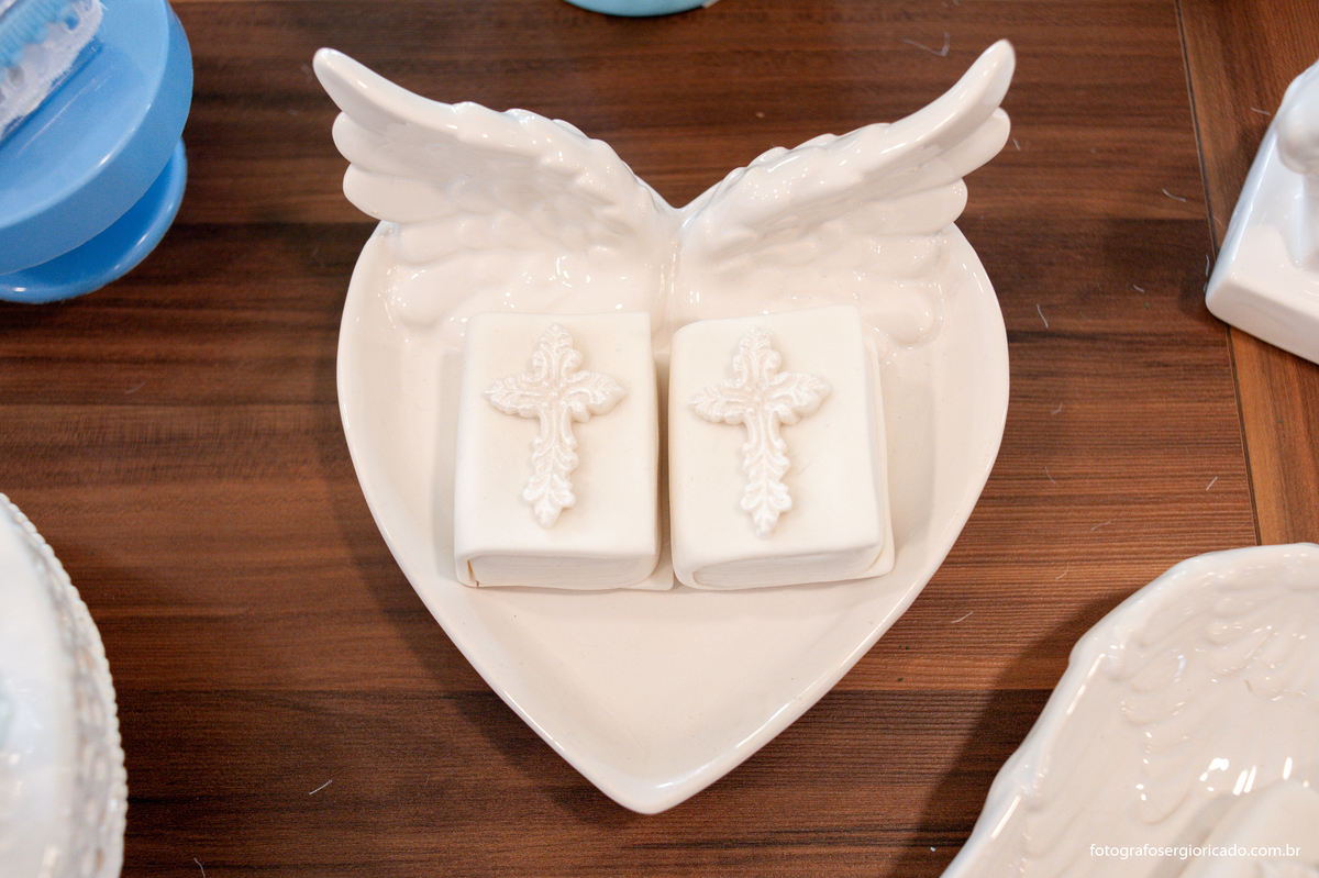 Fotografia de doces em forma de bíblia no batizado de menino feita por Brenda Rebelo em tom azul claro na Barra da Tijuca no Rio de Janeiro