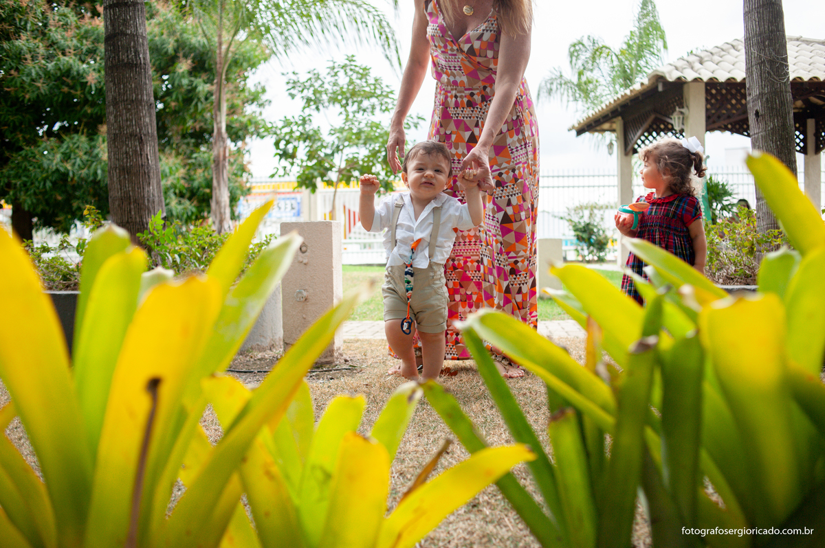 Fotografia de criança no jardim em festa de batismo na Barra da Tijuca no Rio de Janeiro 