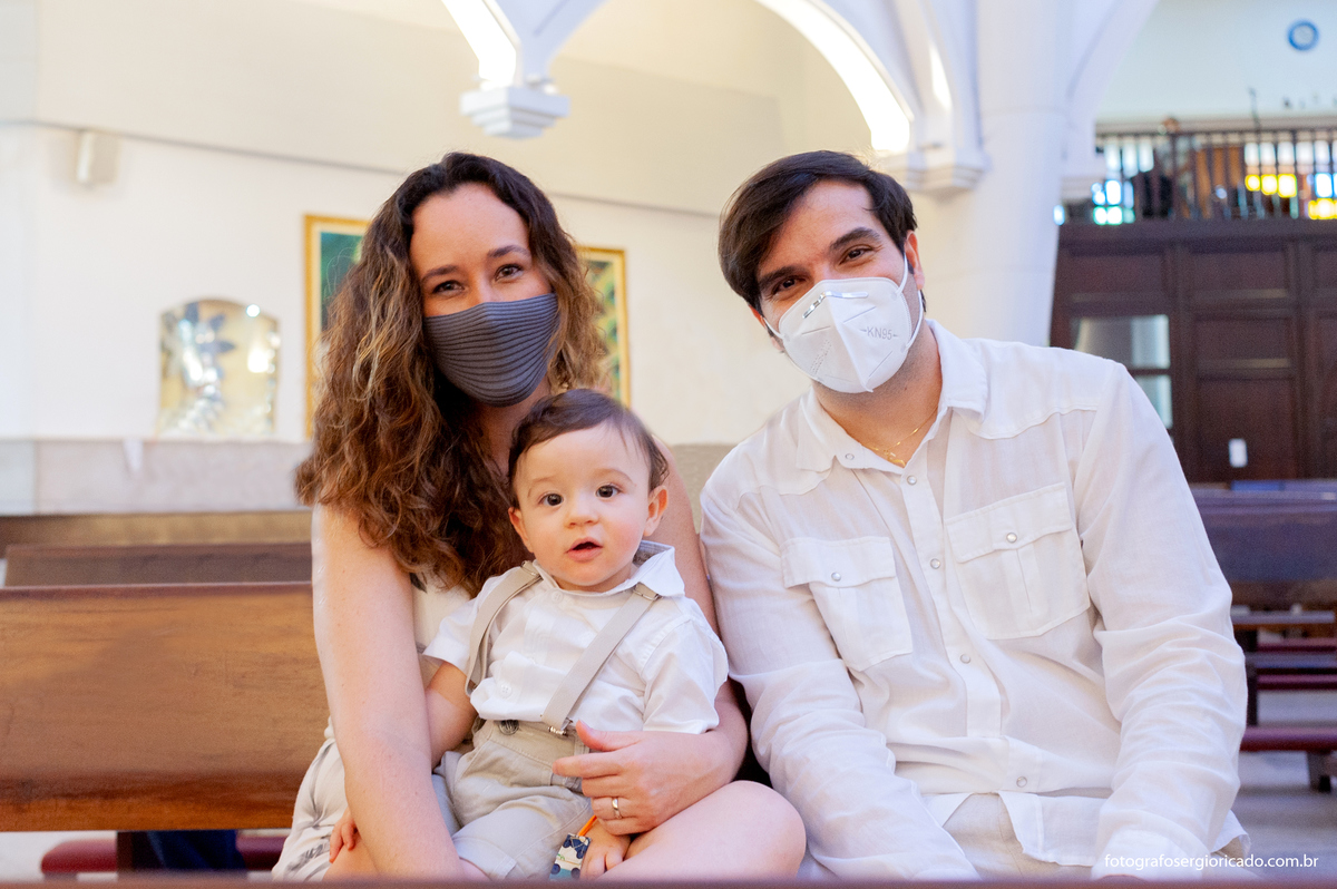 Retrato dos pais com o filho no colo esperando para o batismo Paróquia São Francisco de Paula na Barra da Tijuca no Rio de Janeiro