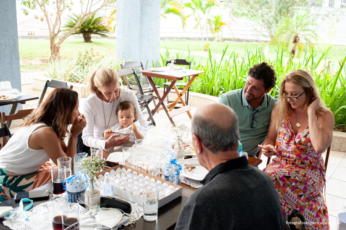 Fotografia de convidados durante almoço em festa de batismo na Barra da Tijuca no Rio de Janeiro 