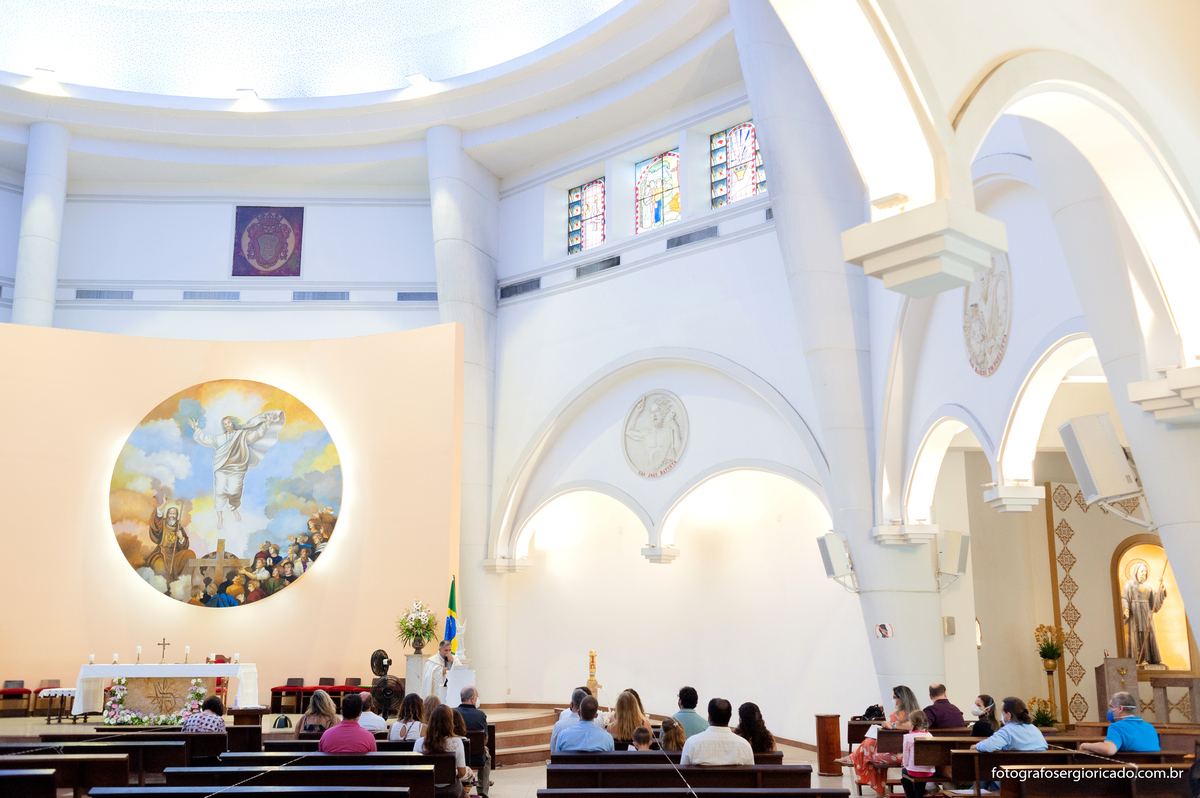 Fotografia do interior da Paróquia São Francisco de Paula na Barra da Tijuca no Rio de Janeiro